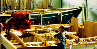 Heinz Piel beim Einbau eines Motors in die Scalar 36